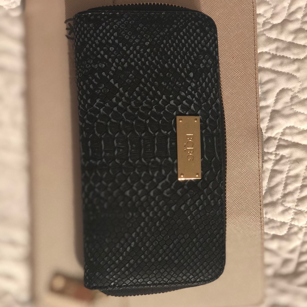 BCBG zip wallet
